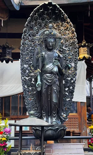 Buddhist figure at Hozanji Temple, in Ikoma, Nara (Tour de Halloween en Nara, Japón / Nara Halloween tour)