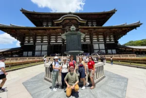 Grupo de 6 amigas mexicanas durante su visita a Nara, Japón