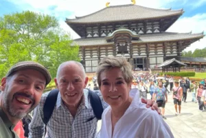 Pareja de turistas mexicanos frente al Salón del Gran Buda en Nara