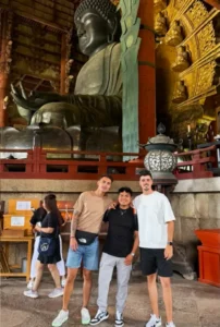 Tres amigos españoles que tomaron nuestro tour guiado en español en Nara
