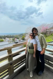 Pareja de argentinos visitando el pabellón Nigatsudo en Nara, Japón