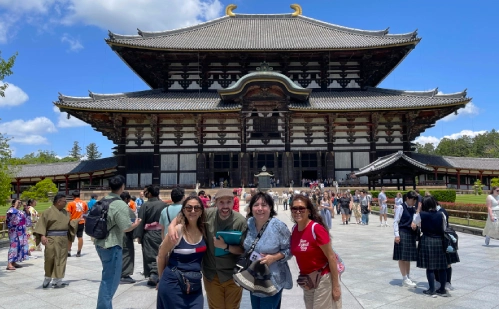 Tour guiado en español con turistas mexicanas en el Templo del Gran Buda