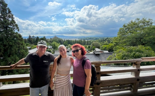 Turistas españoles recorriendo Nara con nuestro guía en español