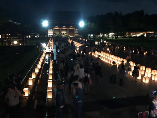 Ceremonia con linternas tradicionales en el Templo Todaiji en Nara